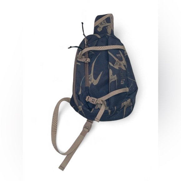 Patagonia Navy and Beige Sling Backpack - Picture 2 of 4